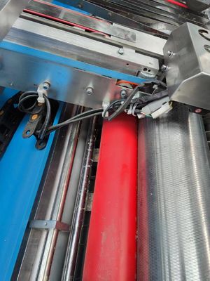 Bogen-zu-Bogen 5-lagige Rillenschweißmaschine mit Servosteuerung zum Kaschieren von Wellpappe und zur Herstellung von mehrlagigen Verbundprodukten