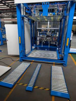 Automatische Flip-Flop-Stacker-Maschine, die langsame Papiertische und Systemkomponenten für das Drehen und Stapeln von Flötenlaminatoren in der Verpackungsproduktion integriert