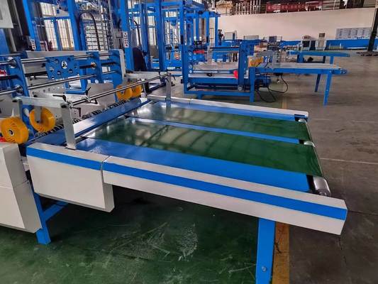 Automatische Flip-Flop-Stacker-Maschine, die langsame Papiertische und Systemkomponenten für das Drehen und Stapeln von Flötenlaminatoren in der Verpackungsproduktion integriert