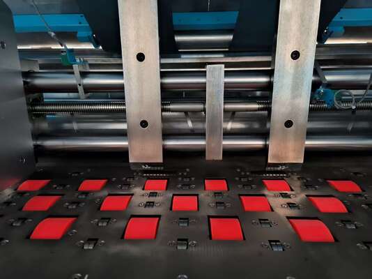 Hochgeschwindigkeits-Flötenkaschiermaschine mit druckfreier Zuführungsstruktur und digitaler Leimkontrolle zur Minimierung von Beschädigungen und Leimverschwendung