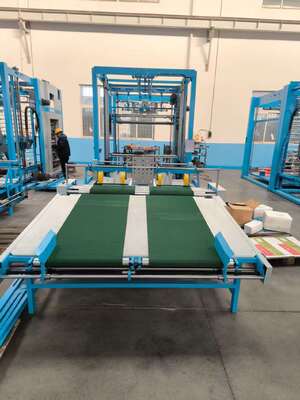 Automatische Flip-Flop-Stacker-Maschine, die langsame Papiertische und Systemkomponenten für das Drehen und Stapeln von Flötenlaminatoren in der Verpackungsproduktion integriert